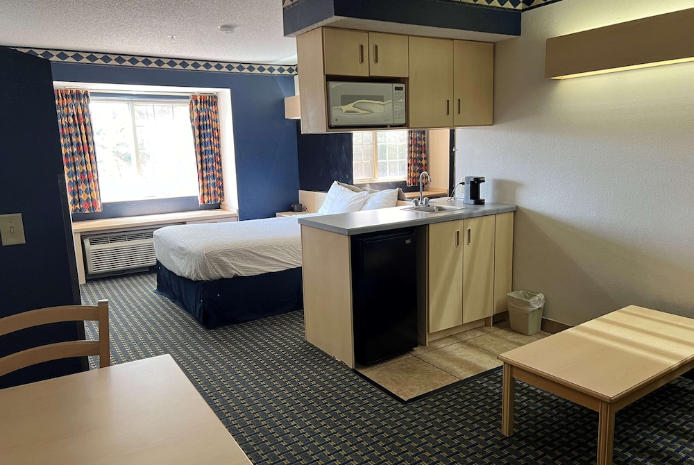 Studio Suite, 1 Queen Bed, Non Smoking - Photo 1