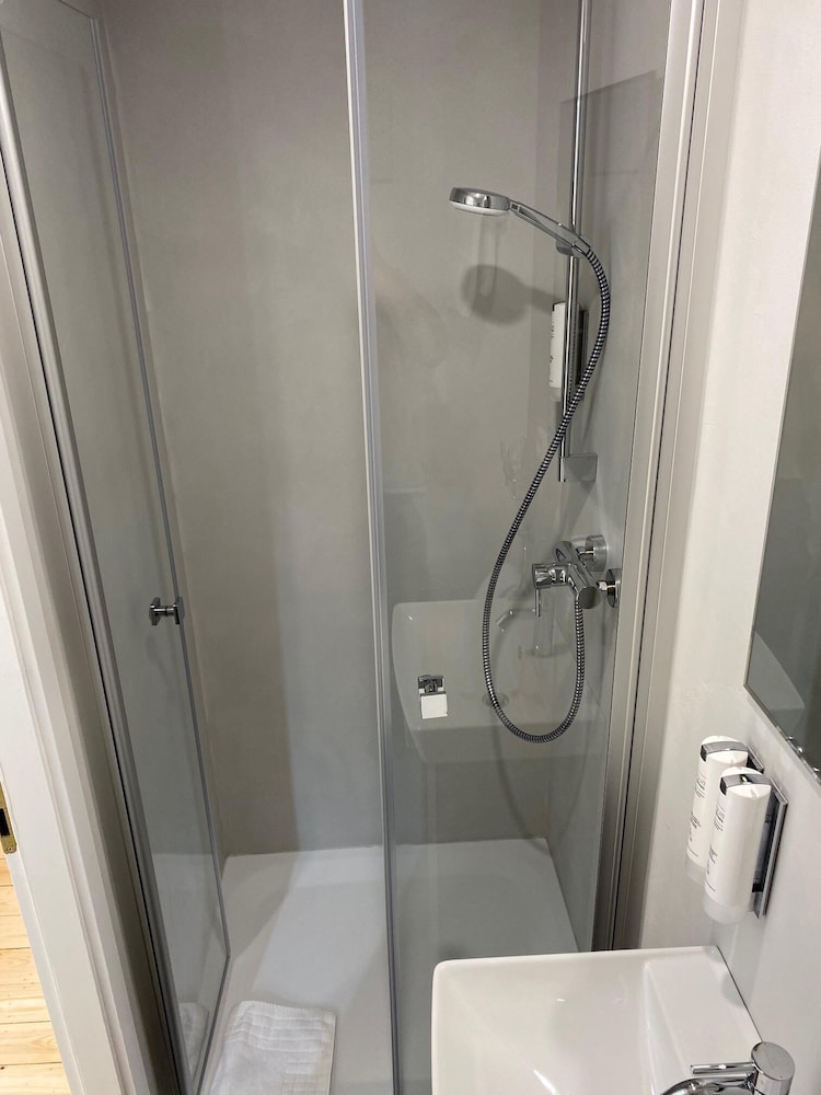 Basic Single Room, Ensuite photo 3