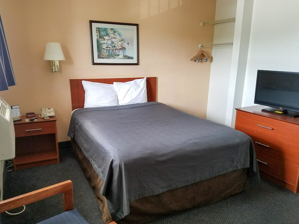 Standard Room, 1 Queen Bed, Non Smoking - Photo 2