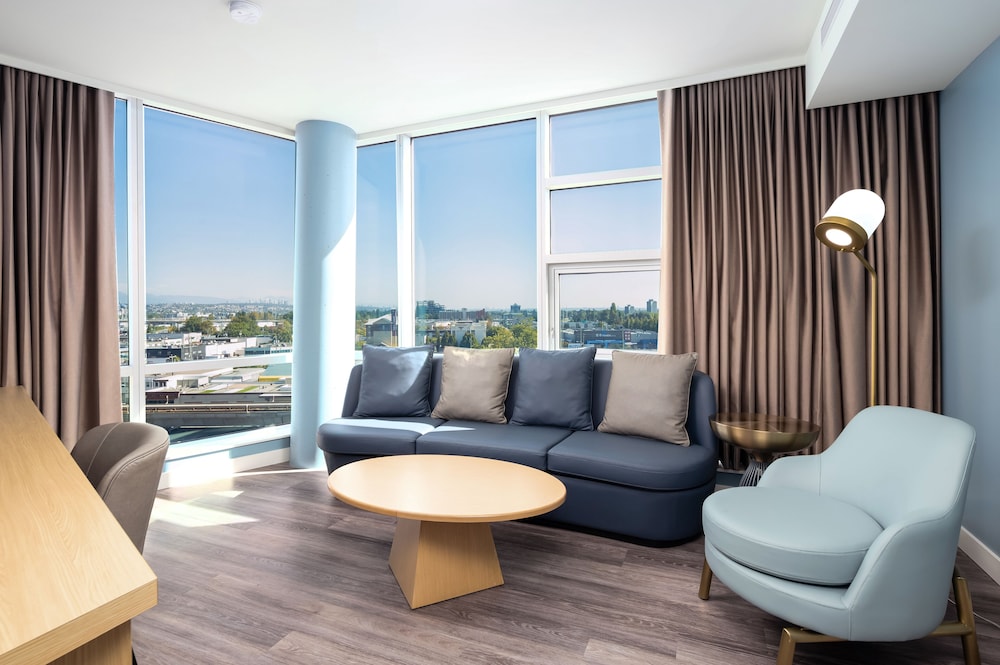 Deluxe Suite, 1 King Bed, Corner - Photo 1