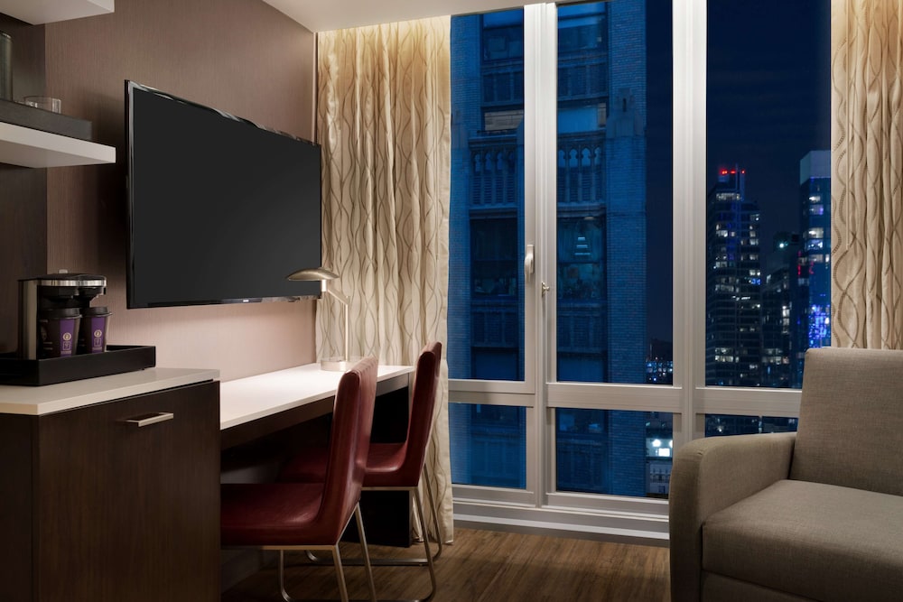 1 King City View, MOB Hear Accessible with 3x3 Shower