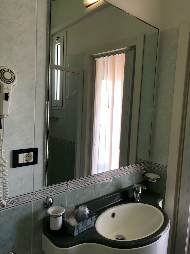Basic Triple Room photo 3