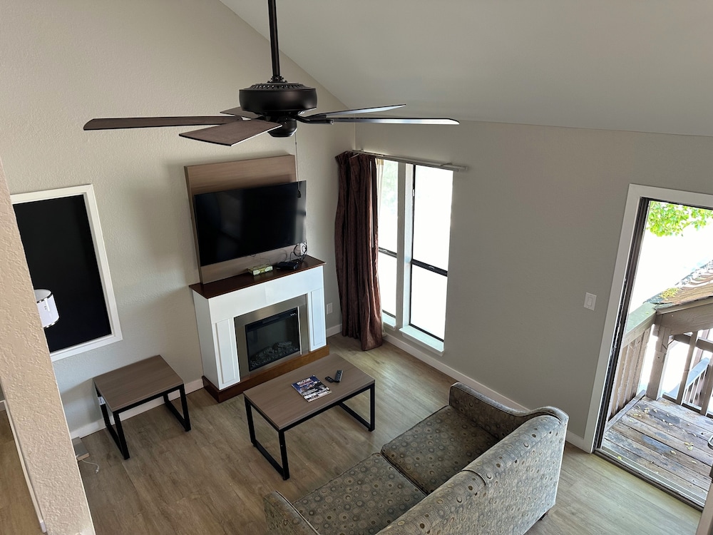 Suite, Multiple Beds, Non Smoking - Photo 6