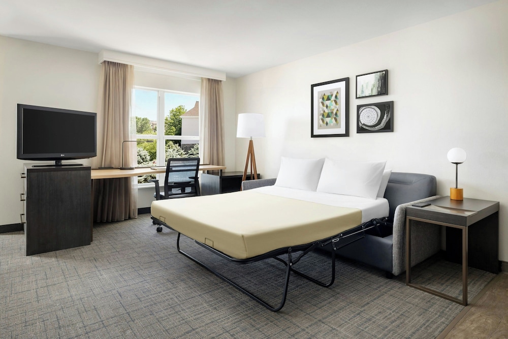 Suite, 2 Bedrooms (Mobility/Hearing Access, Roll-in Shwr) photo 3