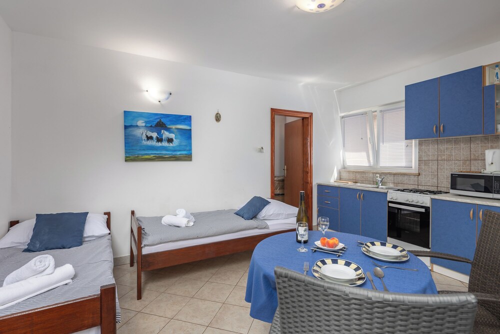 Family Apartment, Multiple Bedrooms (Peaceful Retreat With Terrace 1) photo 3