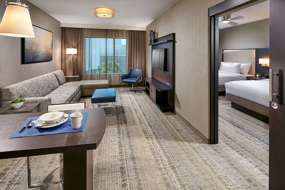 2 Queen 1 Bedroom Suite Hearing Accessible Tub