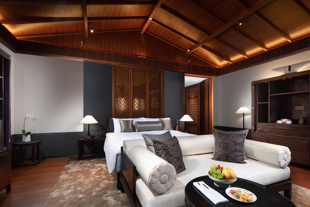 Superior Room, 1 King Bed, Courtyard View