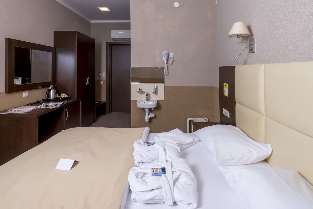 Standard Double or Twin Room, Accessible photo 2