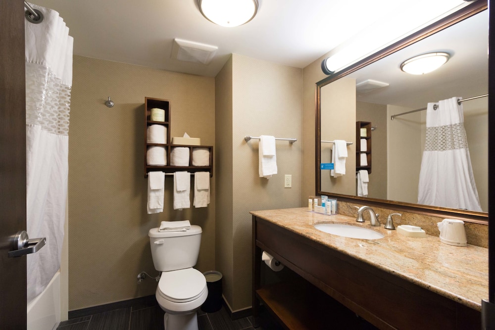 Room, 2 Queen Beds, Accessible, Bathtub - Photo 4