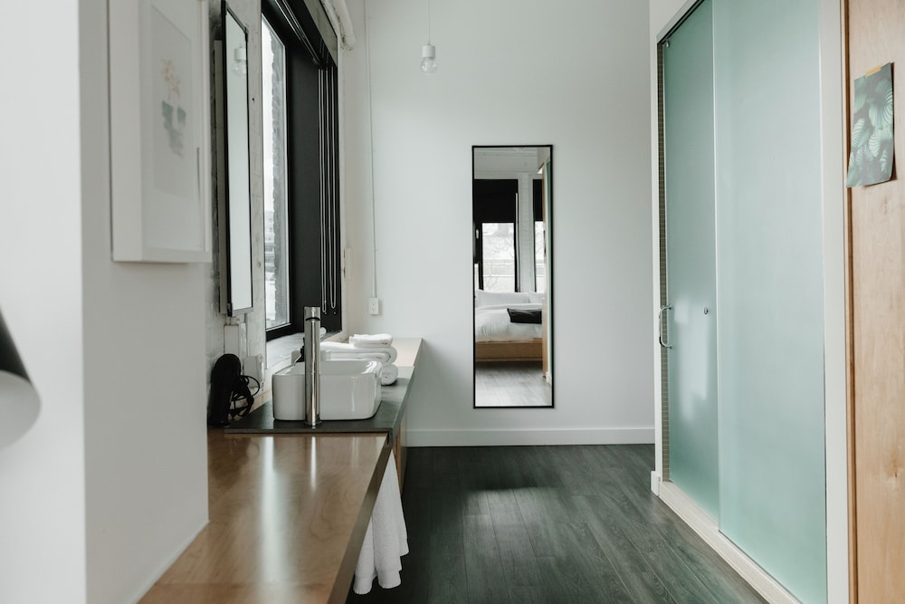 Signature Studio Suite, 1 King Bed - Photo 8
