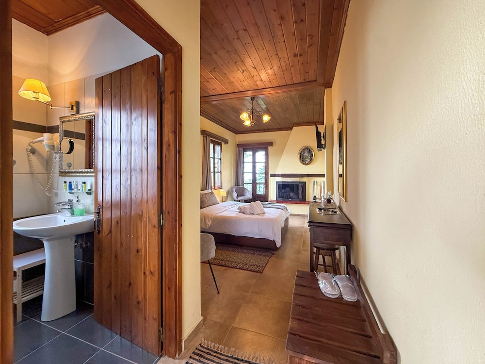 Standard Double Room, Balcony, Partial Sea View photo 2