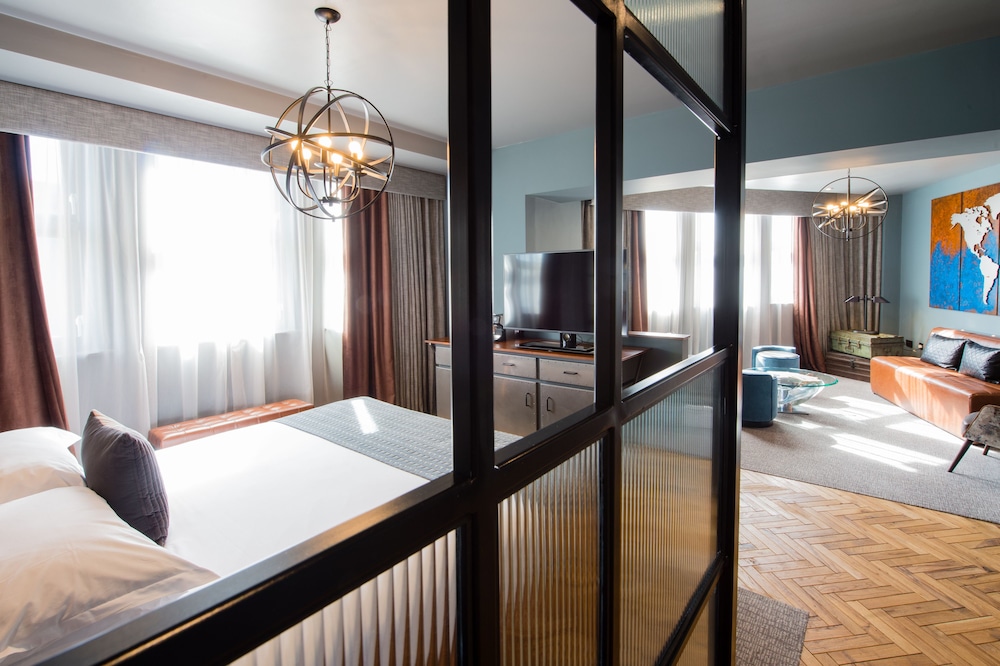 Signature Suite - Photo 3