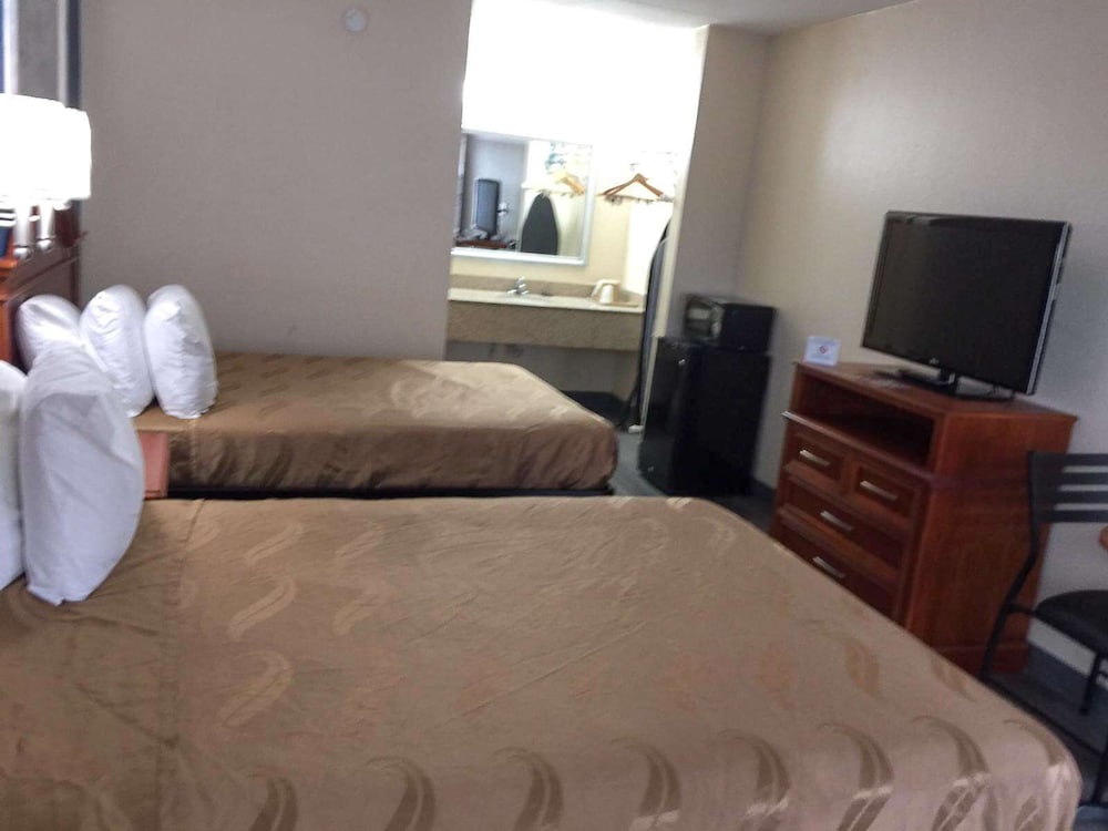 Room, 2 Double Beds, Smoking - Photo 5