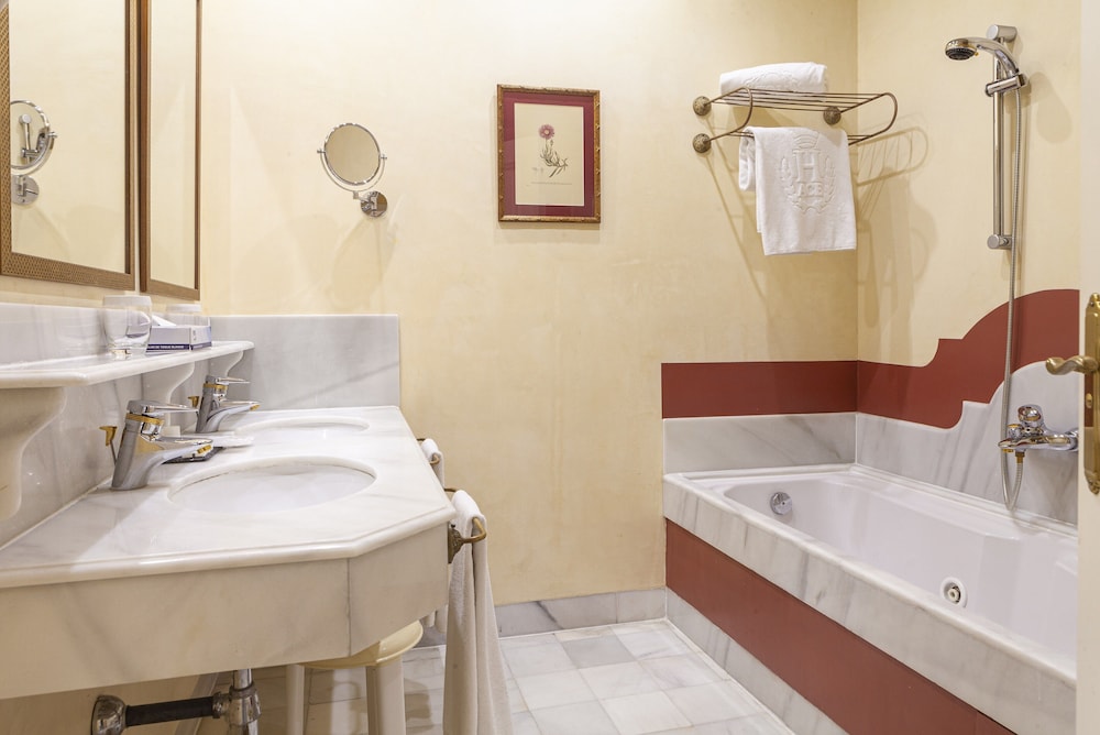 Junior Suite (3 Adults) - Photo 11