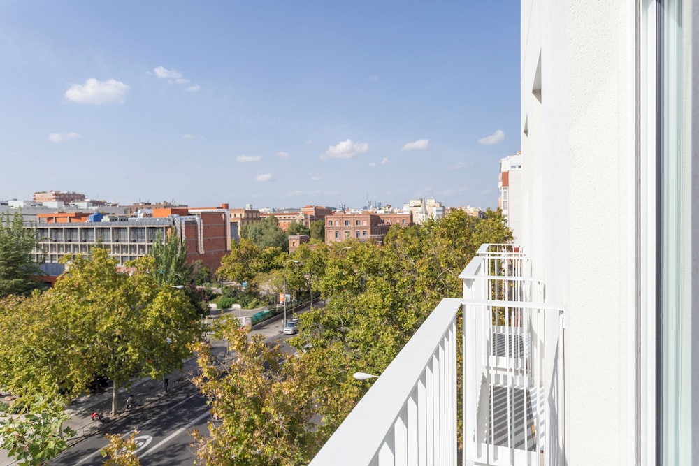 Deluxe Apartment, City View photo 2