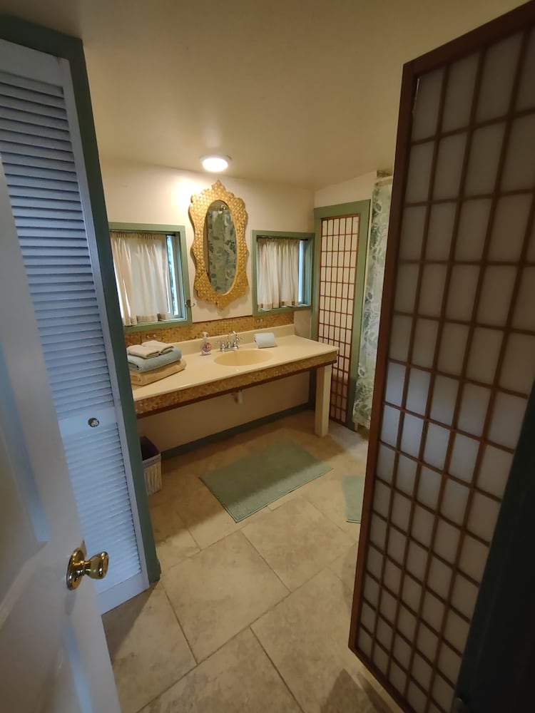 Dragons Nest Bungalow, 1 Queen Bed, Private Bathroom photo 2