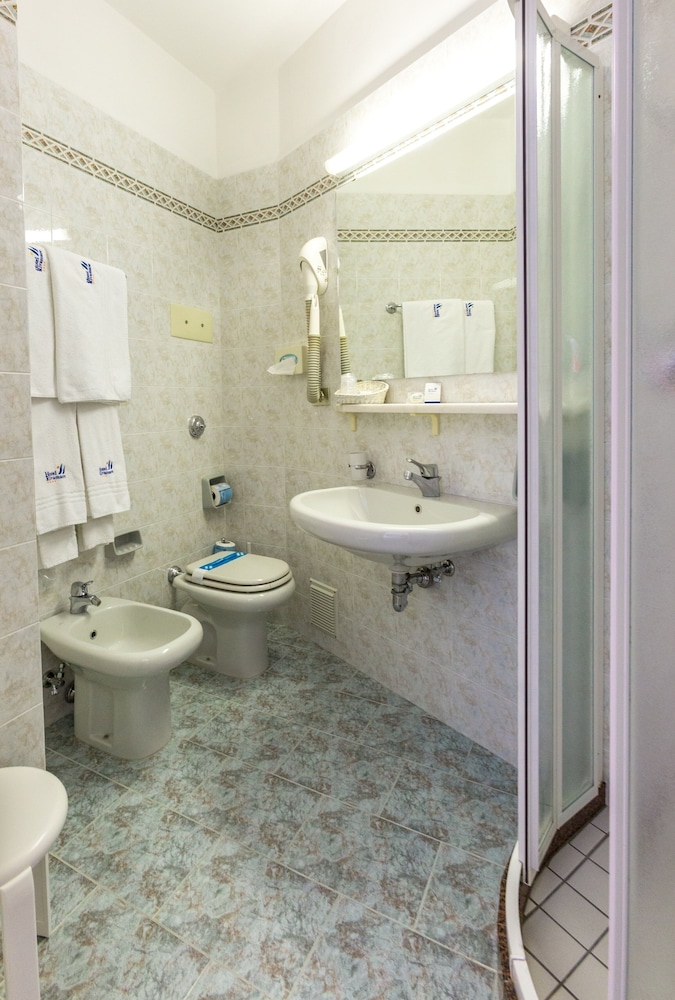 Basic Double Room photo 3