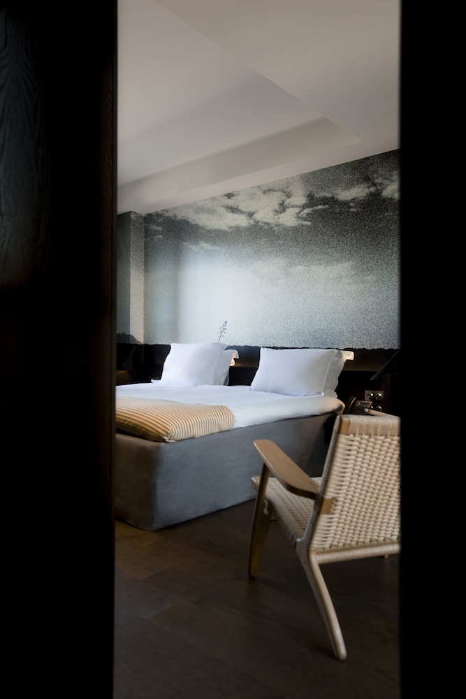 Suite, Bathtub with Square view - Photo 5