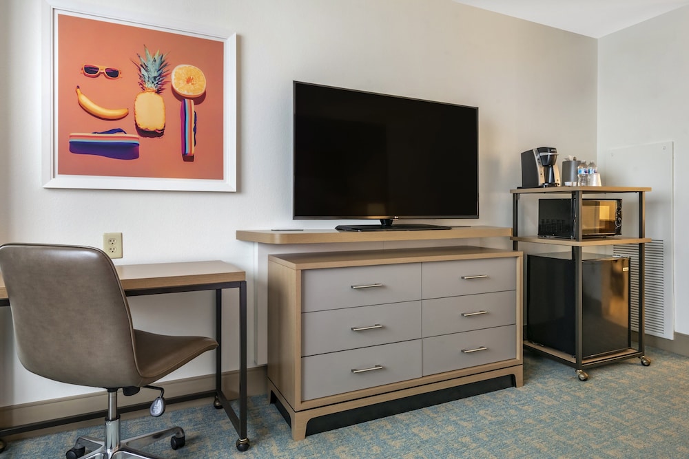 Premium Room, 2 Queen Beds (Disney Fireworks View) photo 2