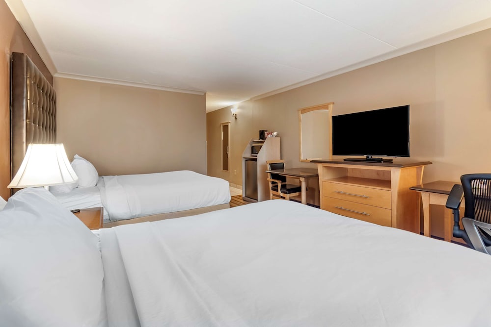 Suite, 2 Queen Beds, Non Smoking, Refrigerator & Microwave photo 1