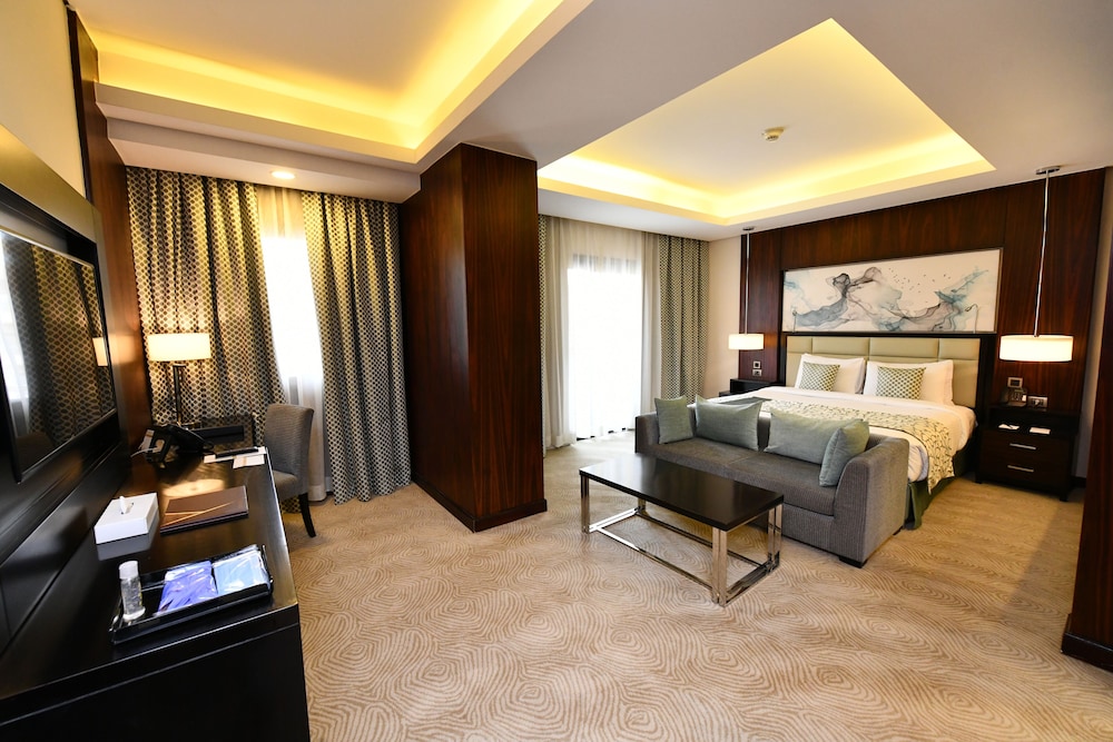 Grand Room, 1 King Bed, City View (Deluxe) - Photo 3