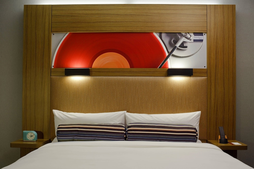 Room, 1 King Bed (Mobility Accessible, Roll-In Shower)