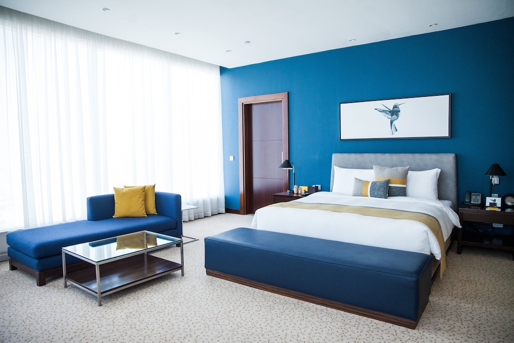 Suite, 1 Bedroom (Ambassador) thumbnail 5