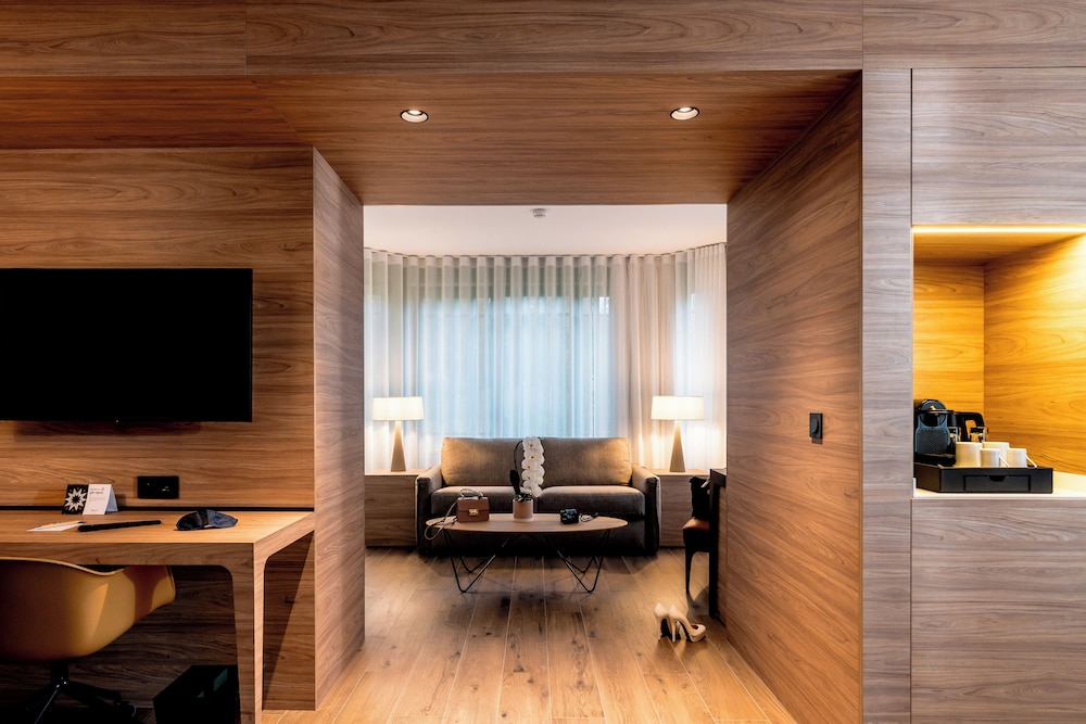 Premium Suite, 1 Bedroom, Garden View (King Bed) - Photo 4