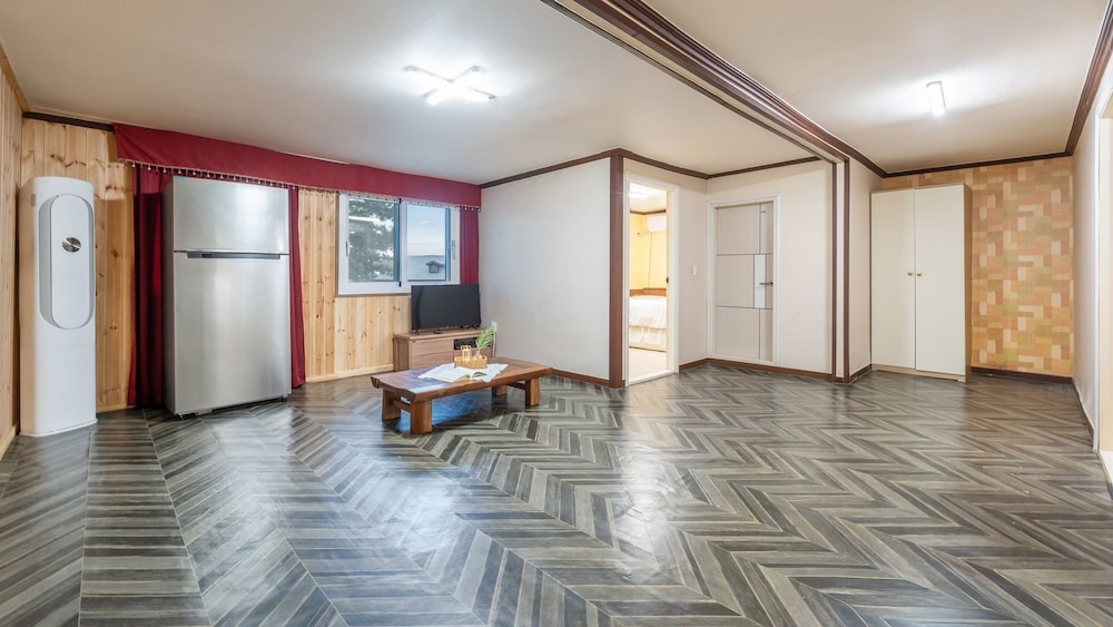 Basic Room, Multiple Bedrooms (A Building 2F Full Rental (A201–203))