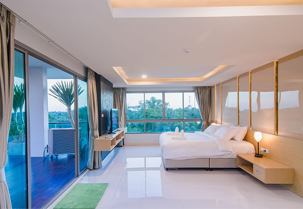 Suite - Photo 1
