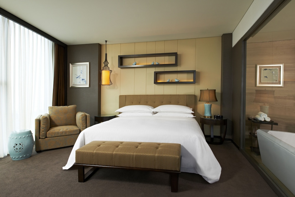 Executive Room, 1 King Bed - Photo 2