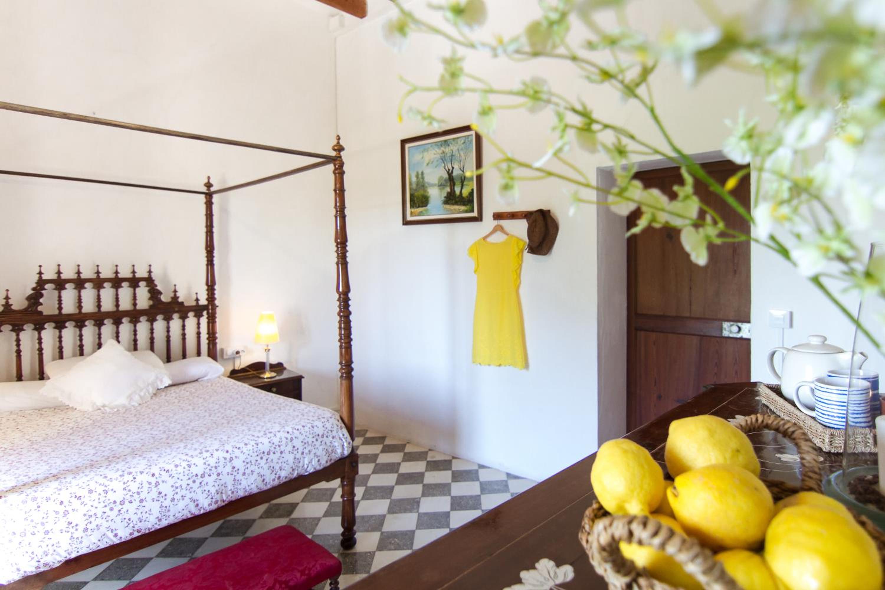 Budget Double Room with Shared External Bathroom