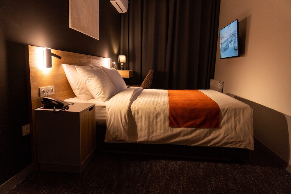 Basic Double Room, 1 Queen Bed photo 2