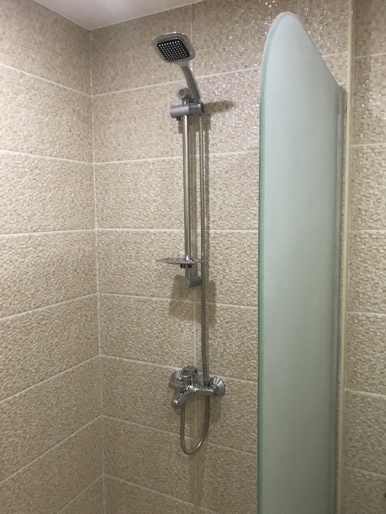 Basic Triple Room, 3 Twin Beds, Private Bathroom photo 2