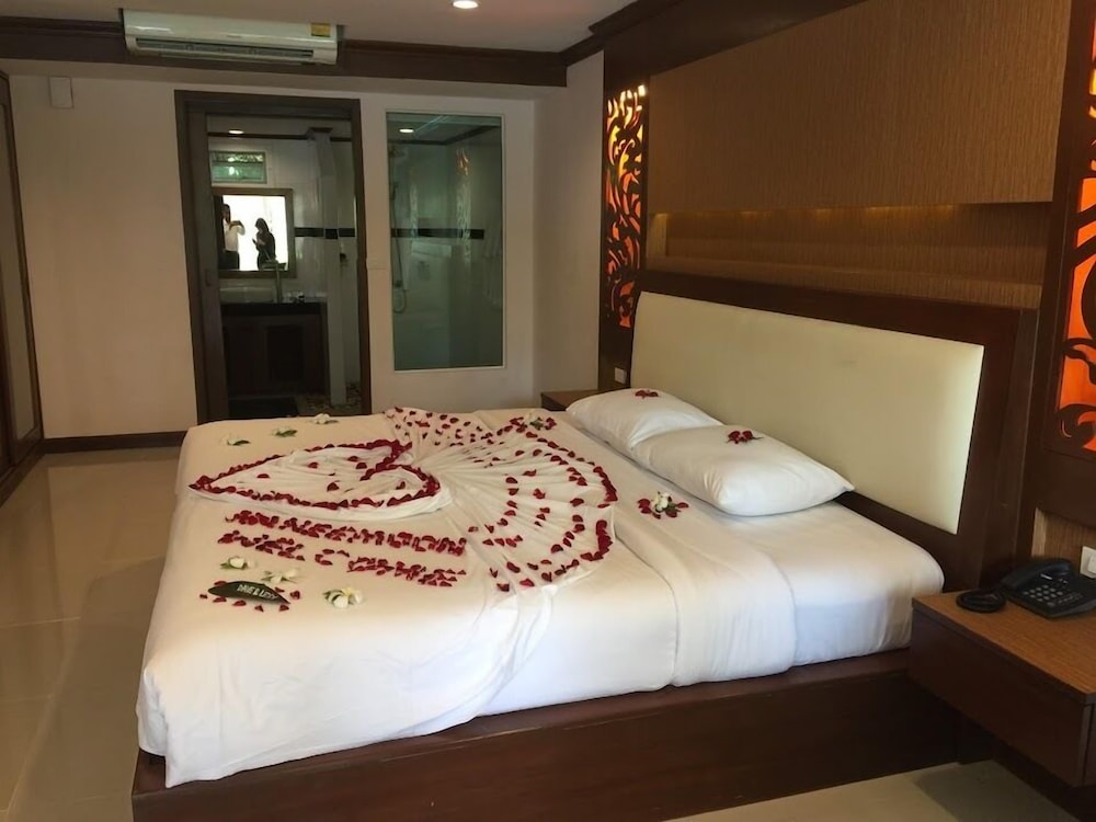 Deluxe Twin Room, Pool View photo 3