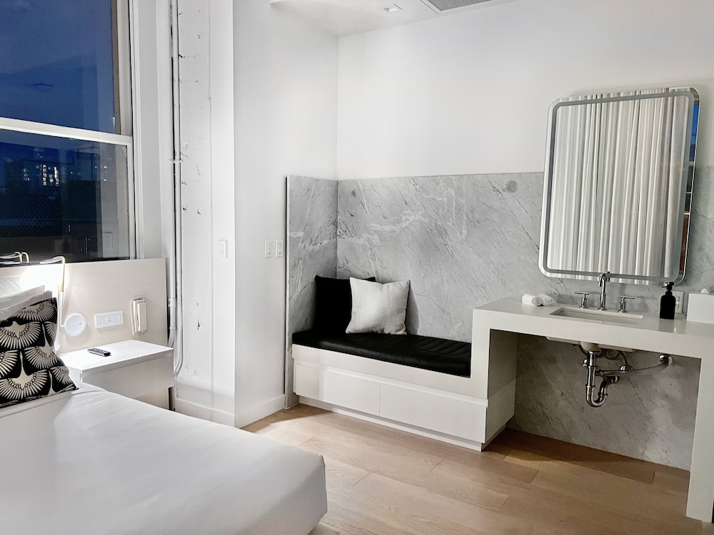 Premium Suite, 1 Queen Bed with Sofa bed (VIP) photo 3
