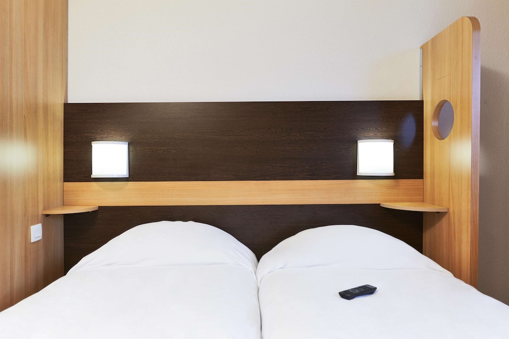 Standard Room, 2 Twin Beds - Photo 15