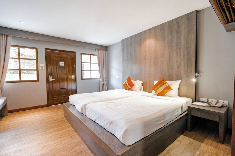 Deluxe Poolside Twin Bed Room photo 3