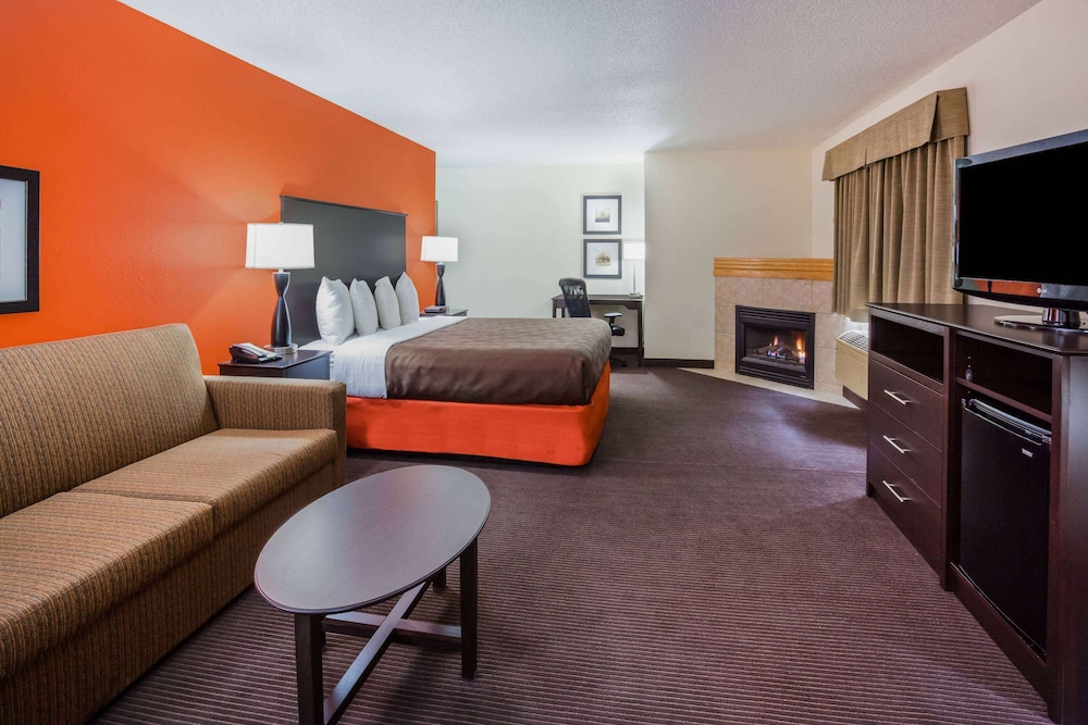 Deluxe Suite, 1 King Bed, Non Smoking (Second Floor) photo 1