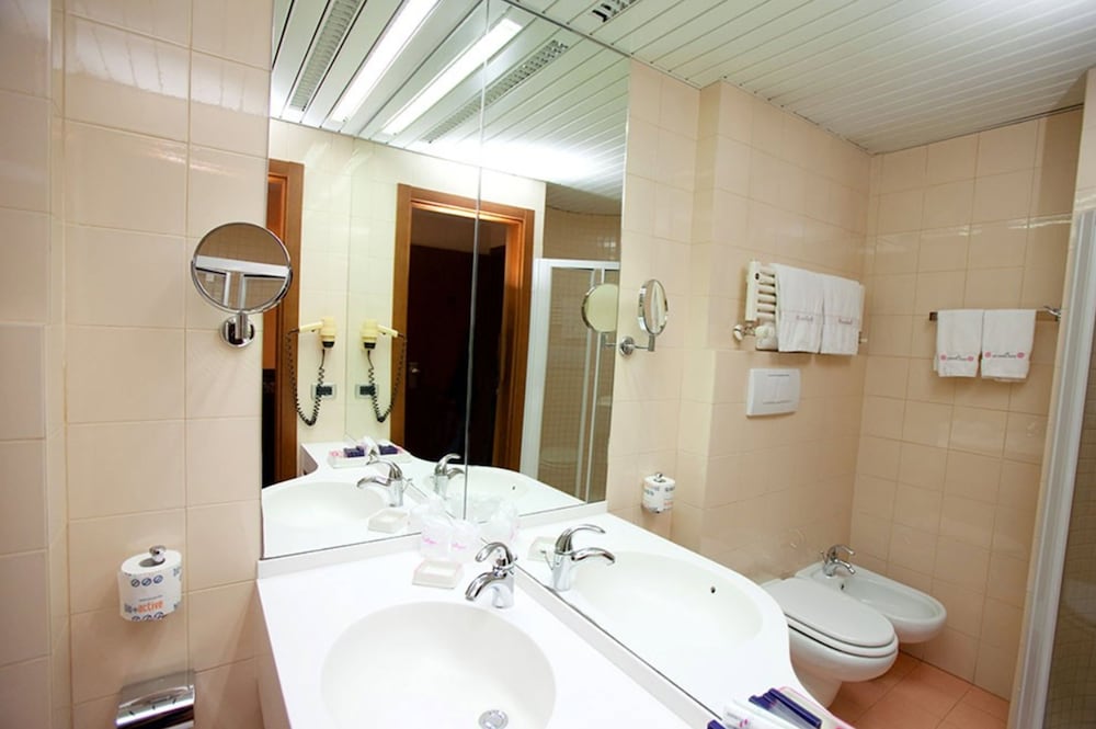 Double or Twin Room, Sea View - Photo 3