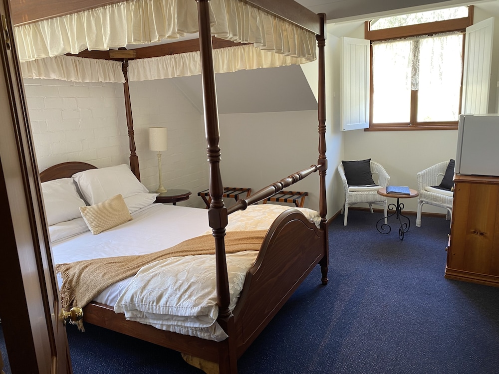 Queen Four Poster Suite