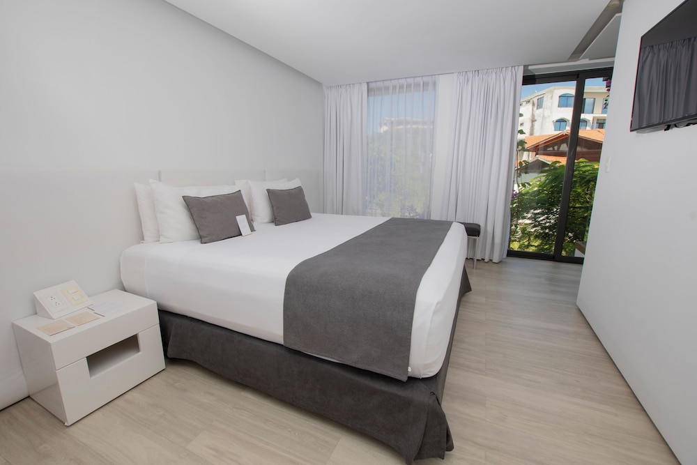 Deluxe Room, 1 King Bed, Balcony photo 1
