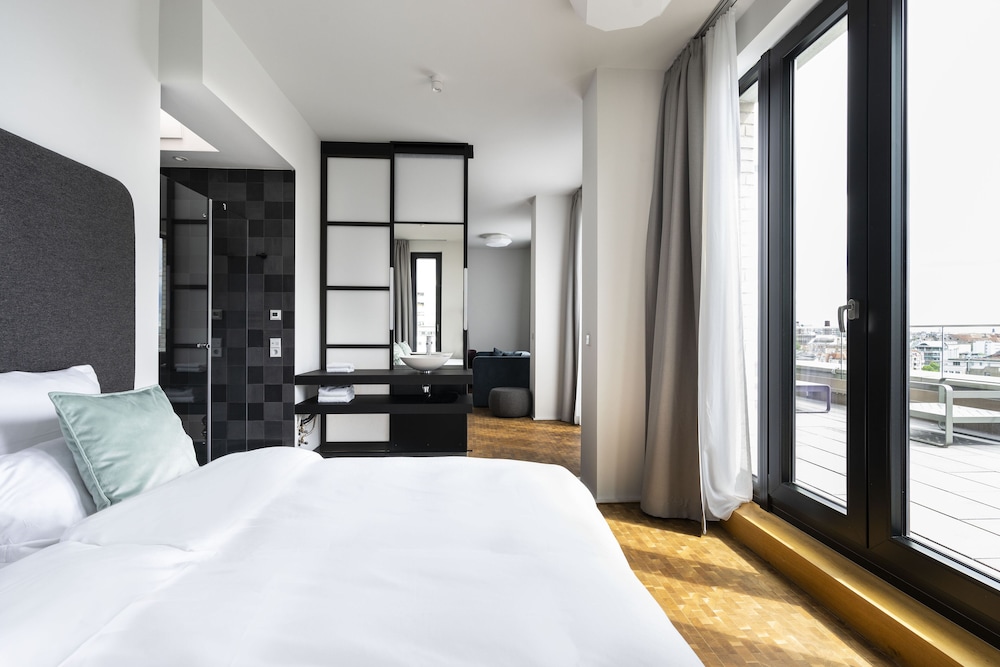 Large 1 Bedroom Apartment with Terrace photo 2