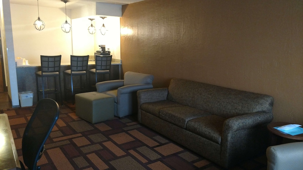 Suite, 1 King Bed, Non Smoking, Refrigerator & Microwave - Photo 4