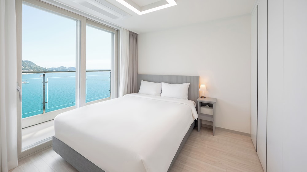 Premier Ocean Twin [views and bed configurations may vary based on actual assignment] photo 3