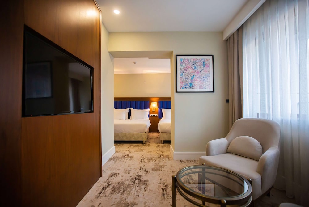 Family Suite, Balcony, Pool View (1 Kingbed, 1 Single Bed) photo 1