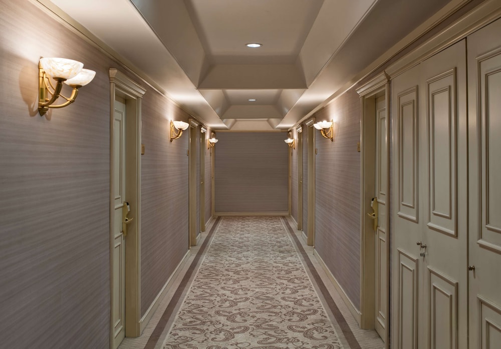 Junior Suite with Queen Size Bed photo 2