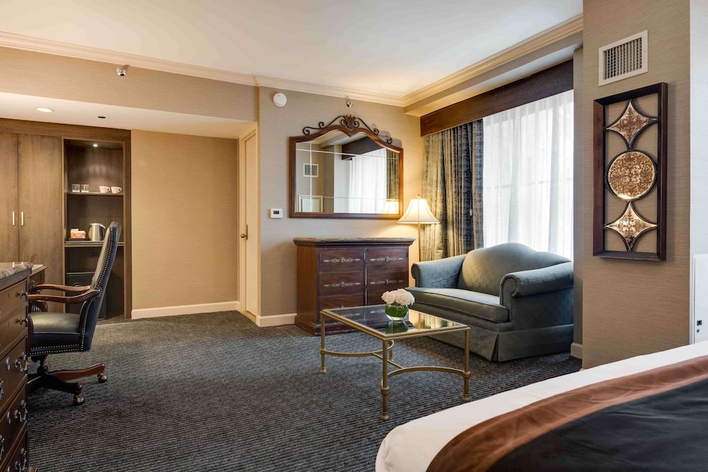Suite, 1 King Bed, Non Smoking (Living Room) - Photo 2