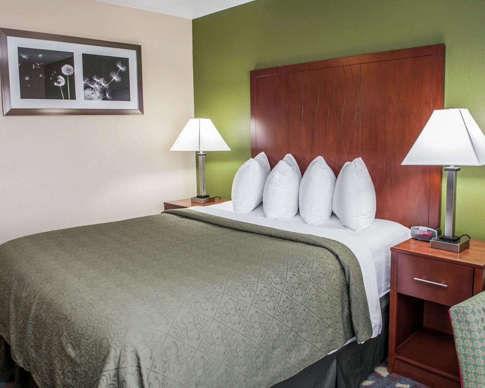 Standard Room, 1 Queen Bed, Non Smoking - Photo 2