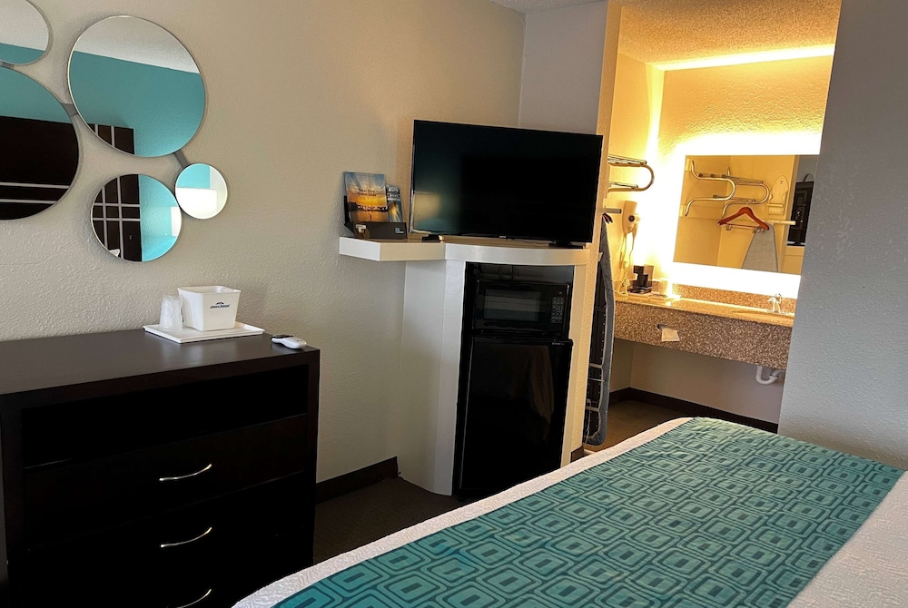 Standard Room, 1 King Bed, Smoking - Photo 2